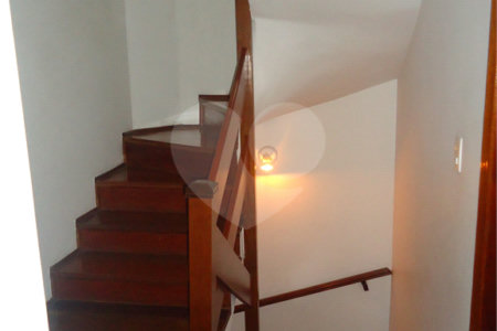Sobrado com 4 quartos sendo 2 suítes.