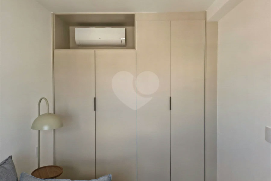 Apartamento com ar condicionado e varanda com churrasqueira semi novo, condominio entregue em 2024 com lazer completo.