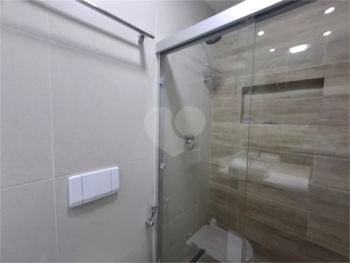Apartamento totalmente decorado em Moema com 70 m2 , 2 quartos, 2 suítes e 2 vagas, ambientes com ar condicionado.