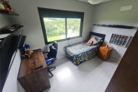 Linda casa em condomínio fechado, unindo conforto, lazer e segurança para você e sua família!