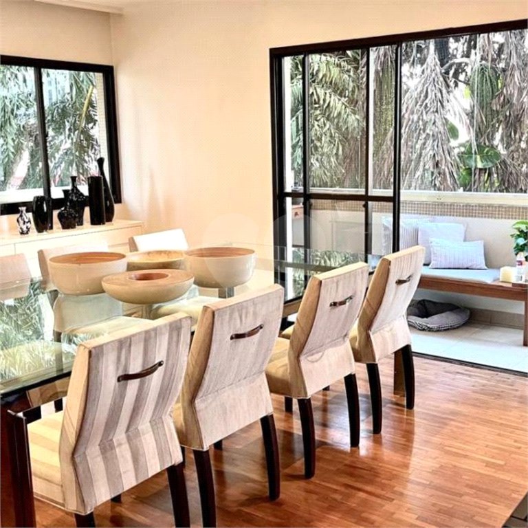 Apartamento na Vila Mariana de 200m2 com 4 dorms, 5 banheiros, 3 suítes, 4 vagas. Estuda permuta.