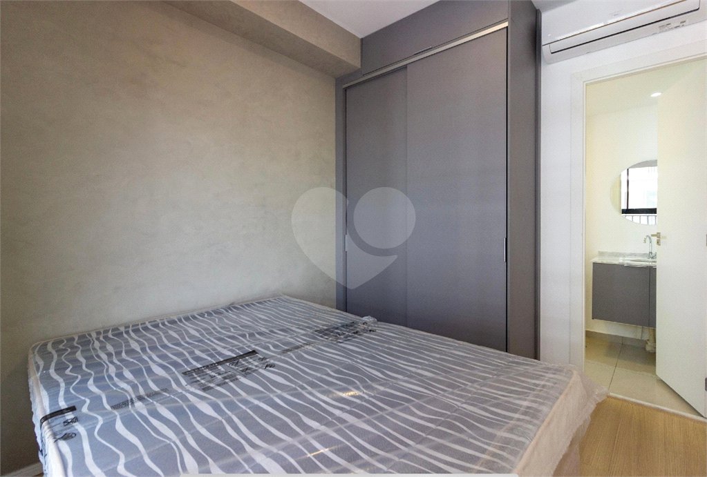 Apartamento a venda com 1 dormitório, sala com varanda e próximo ao metrô Vila Madalena.