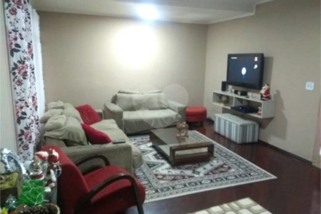 Casa com 202m² , 4 dormitórios , sendo 1 suíte , 3 vagas de garagem.
