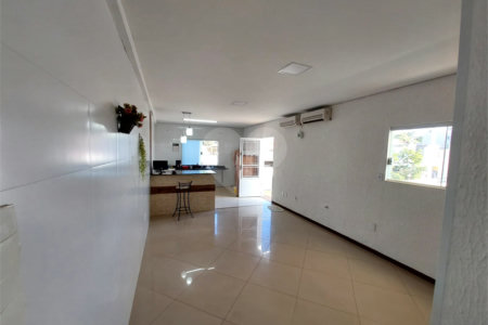 Casa residencial com ponto comercial a venda no Centro