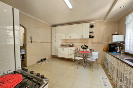 Casa térrea em Atibaia com 3 dormitórios (2 suítes), piscina, espaço gourmet, condomínio fechado