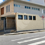 Sobrado de 250 m² em São Bernardo do Campo, com 3 dormitórios, suíte, escritório, quintal, edícula e 2 vagas, em excelente localização.