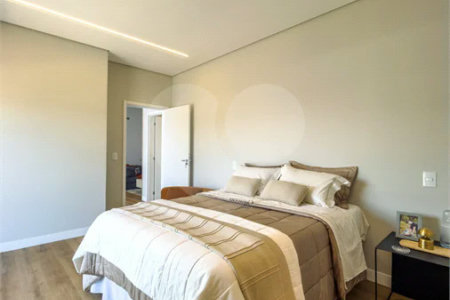 Indaiatuba - Condominio Villa Sapezal - 318 m² de Terreno - 230 m² de Área Construída - 3 suítes, sendo 1 Master com closet planejado - Sala de TV - Sala de estar integrada à Sala de jantar - Cozinha com móveis planejados - Despensa - Escritório planejado - Lavabo - Piscina com preparação para aquec