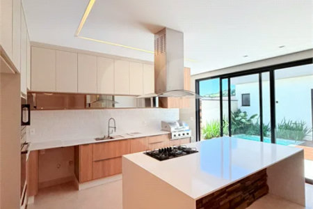 Casa térrea com 3 suítes no Condomínio Residencial Viena em Indaiatuba-SP - Acabamento de alto padrão - R$ 1.690.000,00 - AT 250 m² - AC 158 m² - 3 suítes,, sendo 1 suíte master com closet - Sala para dois ambientes (estar e jantar) - Cozinha planejada com ilha cooktop, forno elétrico e micro-ondas,