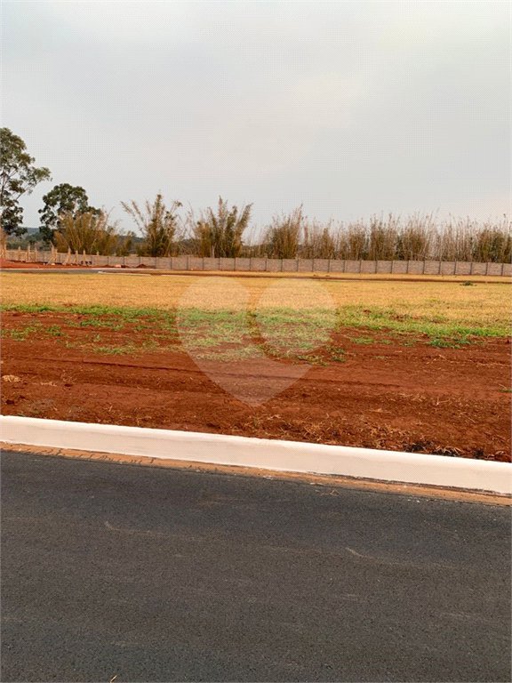 Terreno contendo 252,53 m² de área total .