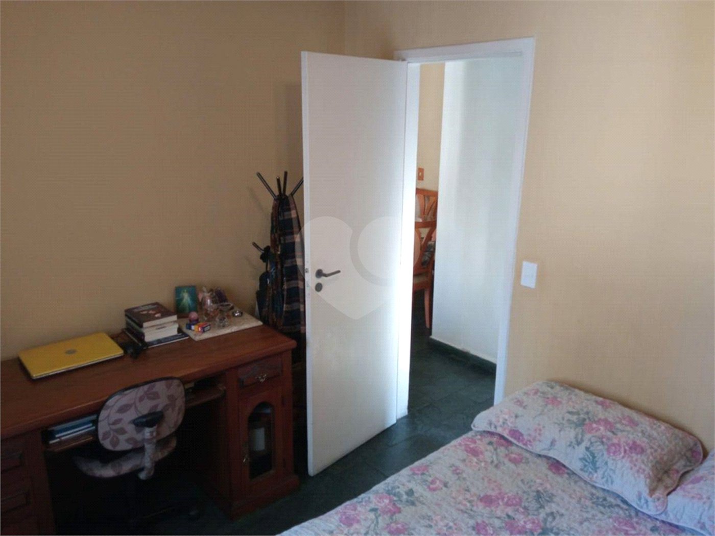 Lindo apartamento, muito bem conservado, com bom espaço interno.