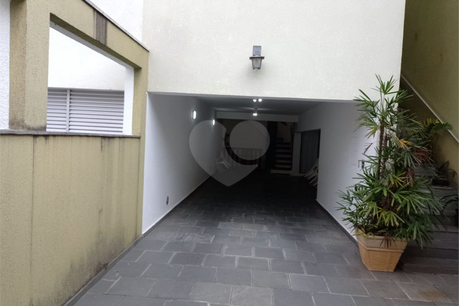 Oportunidade! Super sobrado em rua tranquila e ótima localização