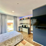 Magnífica Casa Contemporânea na Fazendinha - 4dorms | 3 Suites | Gourmet, piscina, lareira, hóspedes, escritório! Muito Verde e Tranquilidade em um dos melhores condominios da Região .