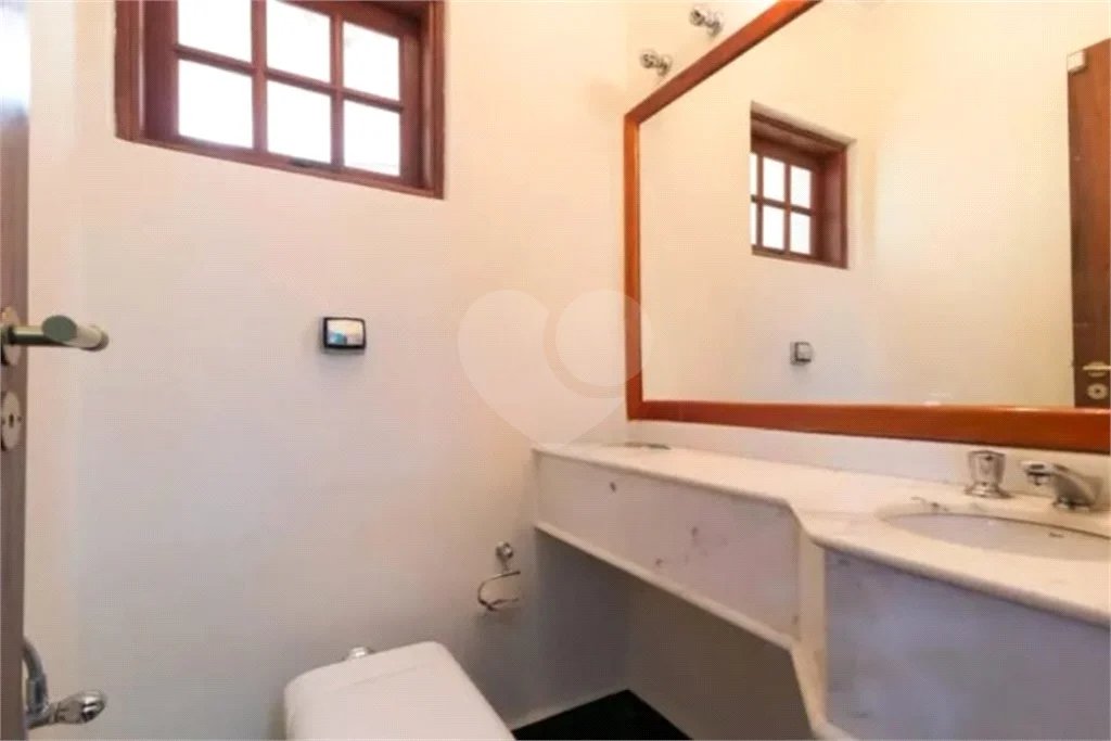 Casa com 3 dormitórios sendo 3 suítes com 03 vagas de garagem.