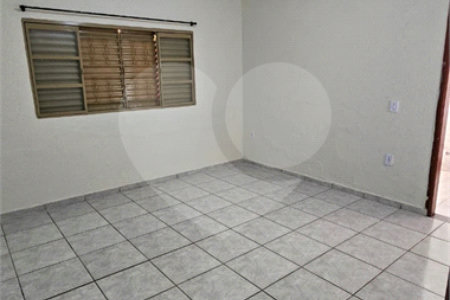Excelente Casa Residencial no São Carlos 5 com 3 Quartos (1 Suíte) e Garagem Coberta para 2 Carros