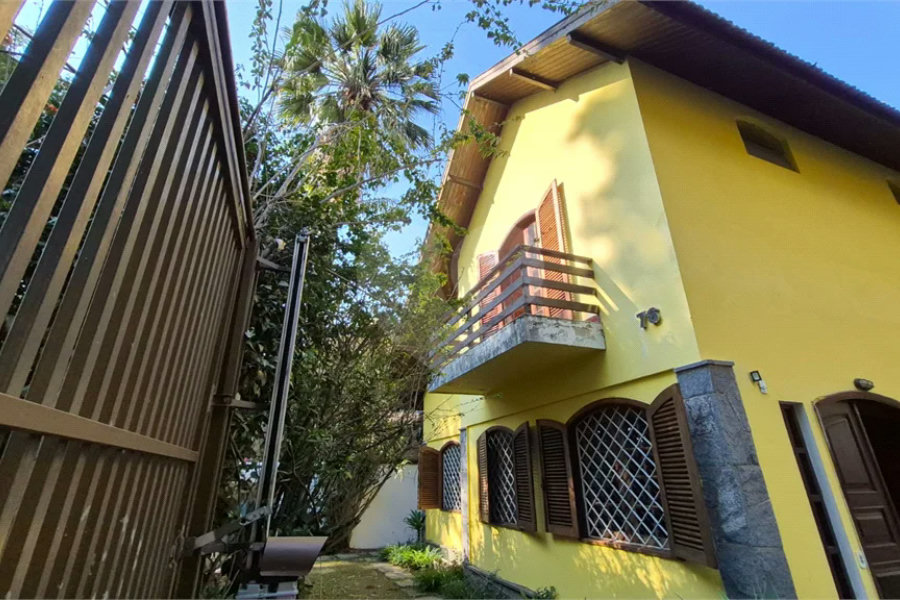 Casa com Piscina, Sauna e Edícula em Rua Arborizada no Tremembé