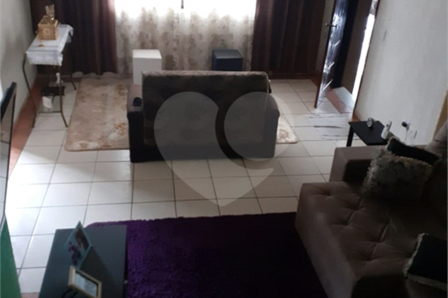 Casa com salão adjacente gerando renda!