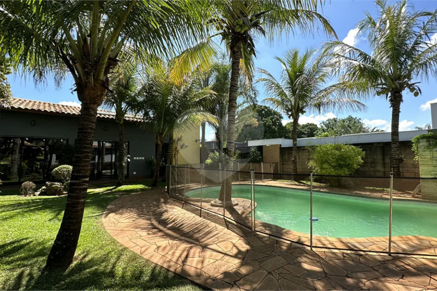 Casa em Condomínio Fechado com 4 suítes e área de lazer completa.