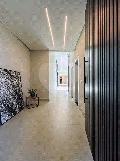 Indaiatuba - Quintas da Terracota - 1252 m² de terreno - casa térrea com 514 m² de área construída -3 vagas de garagem cobertas e 3 descobertas Lavabo - Sala de estar e jantar amplas e integradas - Escritório privativo - Cozinha toda equipada com geladeira, forno, micro-ondas, lava-louças,