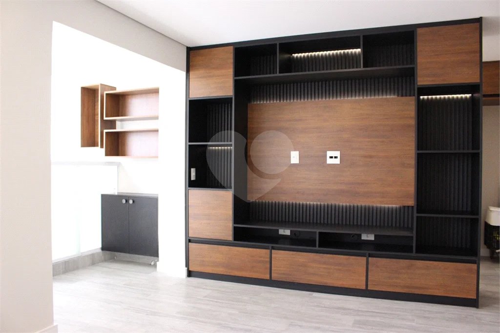 Apartamento 2 dormitórios, 1 suíte, 2 banheiros e 1 vaga de garagem.