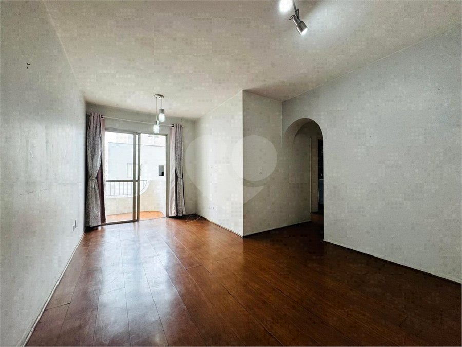 Vende-se Apartamento de 2 Quartos com Sacada na Vila Mascote