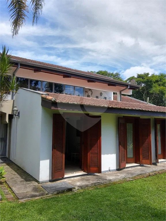 Casa à venda, 742 m², com piscina, 5 suítes, em Embu das Artes