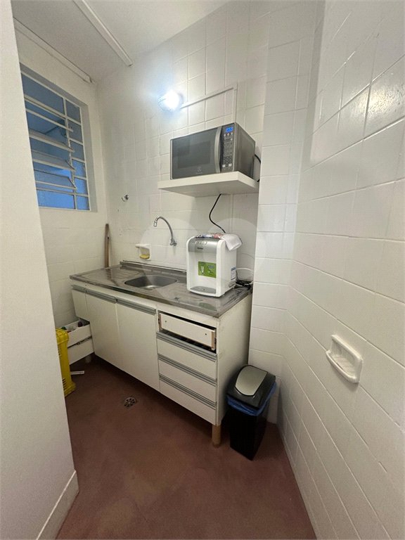 Sala comercial para venda ou locação na Avenida Paulista. 68m2