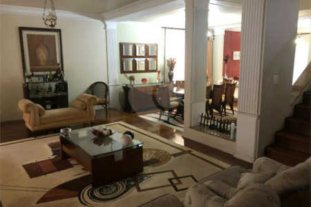Sobrado com 363m² à venda no Alto da Moóca - 3 suítes e 6 vagas.