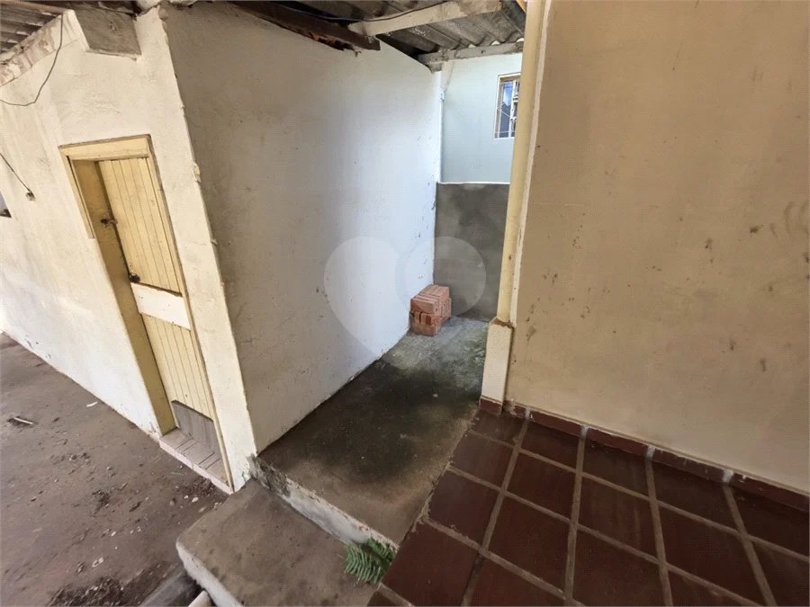 Casa térrea à venda com amplo quintal e grande potencial na Vila Nery