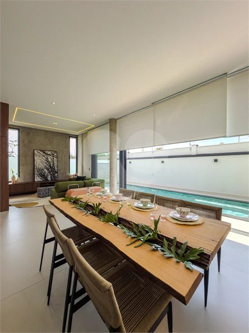 Indaiatuba - Condominio Villa Sapezal - 318 m² de Terreno - 230 m² de Área Construída - 3 suítes, sendo 1 Master com closet planejado - Sala de TV - Sala de estar integrada à Sala de jantar - Cozinha com móveis planejados - Despensa - Escritório planejado - Lavabo - Piscina com preparação para aquec
