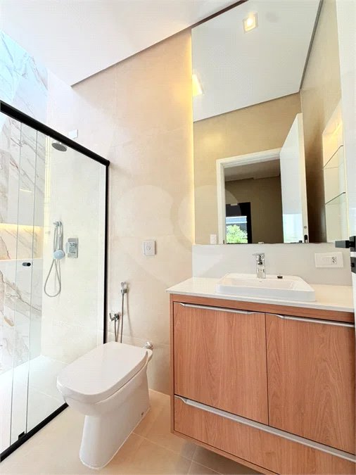 Casa térrea com 3 suítes no Condomínio Residencial Viena em Indaiatuba-SP - Acabamento de alto padrão - R$ 1.690.000,00 - AT 250 m² - AC 158 m² - 3 suítes,, sendo 1 suíte master com closet - Sala para dois ambientes (estar e jantar) - Cozinha planejada com ilha cooktop, forno elétrico e micro-ondas,