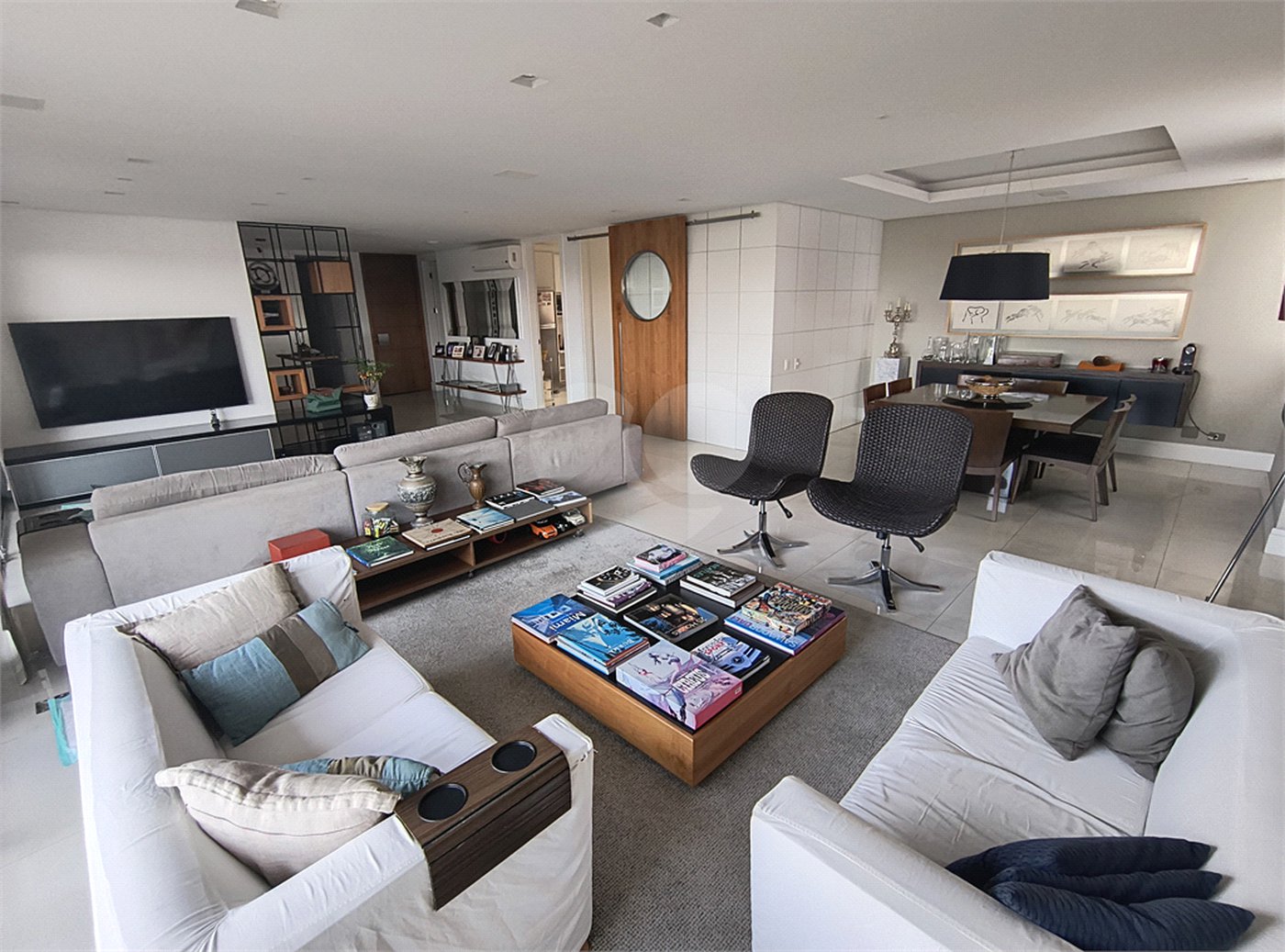 Este amplo apartamento de 290 m², completamente reformado, reúne sofisticação,