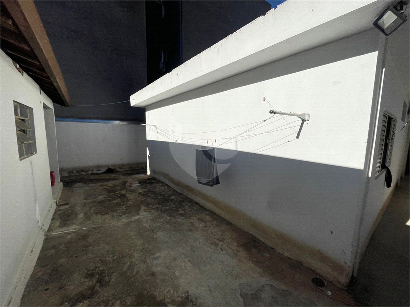 Casa térrea e salão comercial a venda no Jardim Bandeirantes.