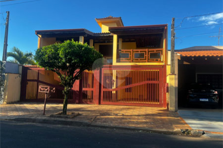 Casa à Venda na Rua Principal do Parque Fehr com Aquecedor Solar