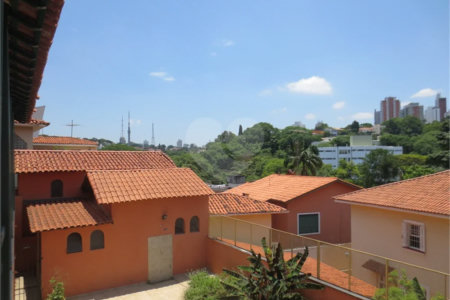 Casa no Pacaembu com ótima distribuição e amplo quintal em terreno em declive