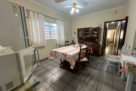 Ampla casa no condomÍnio Parque Fehr, contendo: