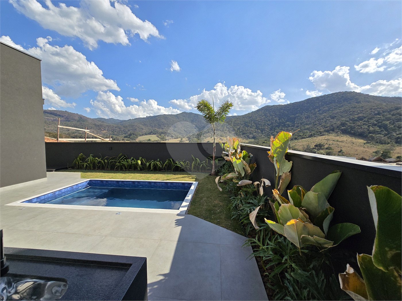 Maravilhosa Casa térrea em condomínio fechado no Portal Lamis, com 3 suítes, piscina privativa e persianas elétricas em excelente condomínio com salão de festas, piscina, quadras de tênis, beach tênis e campo de futebol. Vista cinematográfica da Pedra Grande.