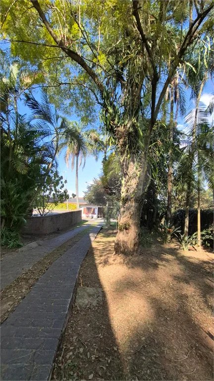 Casa com Piscina, Sauna e Edícula em Rua Arborizada no Tremembé