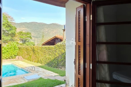 Casa à venda com 4 quartos, sendo 2 suítes, em Vila Petrópolis, Atibaia, SP