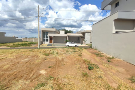 Lote à Venda em São Carlos, no Condomínio Villeneuve I