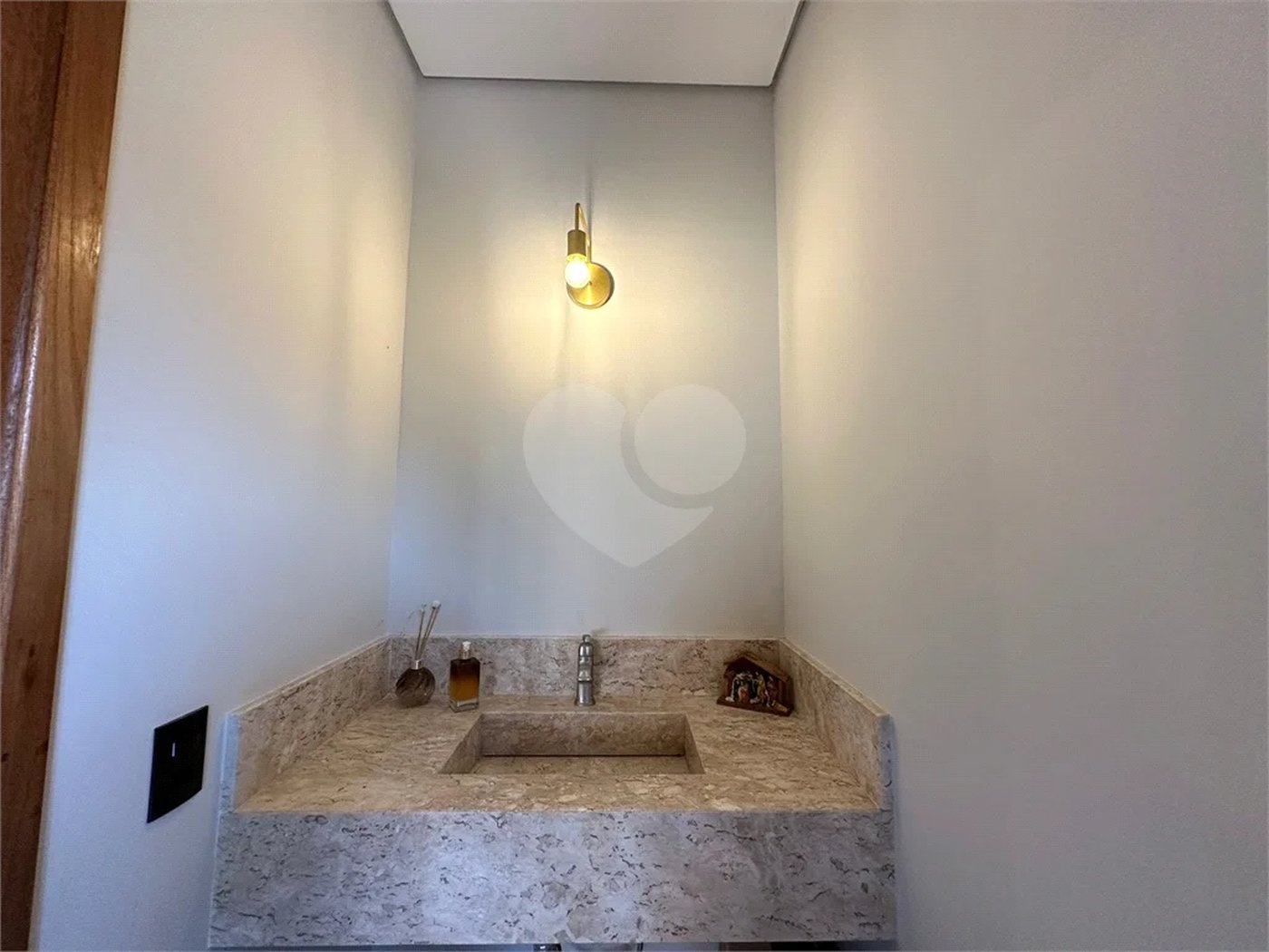 Casa à venda e locação no Condomínio Monte Alegre com 04 suítes.