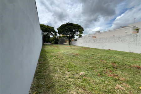 Terreno em condomínio fechado com 512 metros
