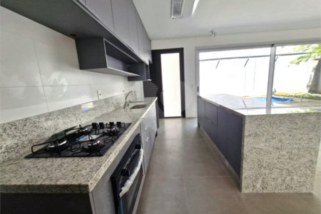 Casa à venda ou para alugar com 3 suítes no condomínio Jardim Flora, São Paulo - SP