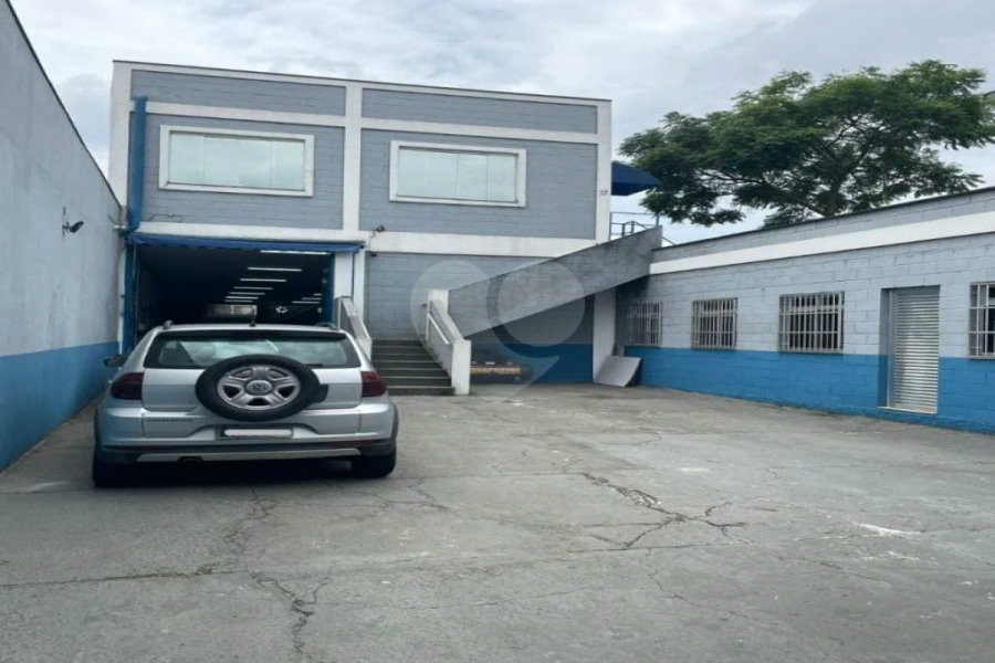 Galpão de 680 M² a 01 km da Rodovia Anchieta.
