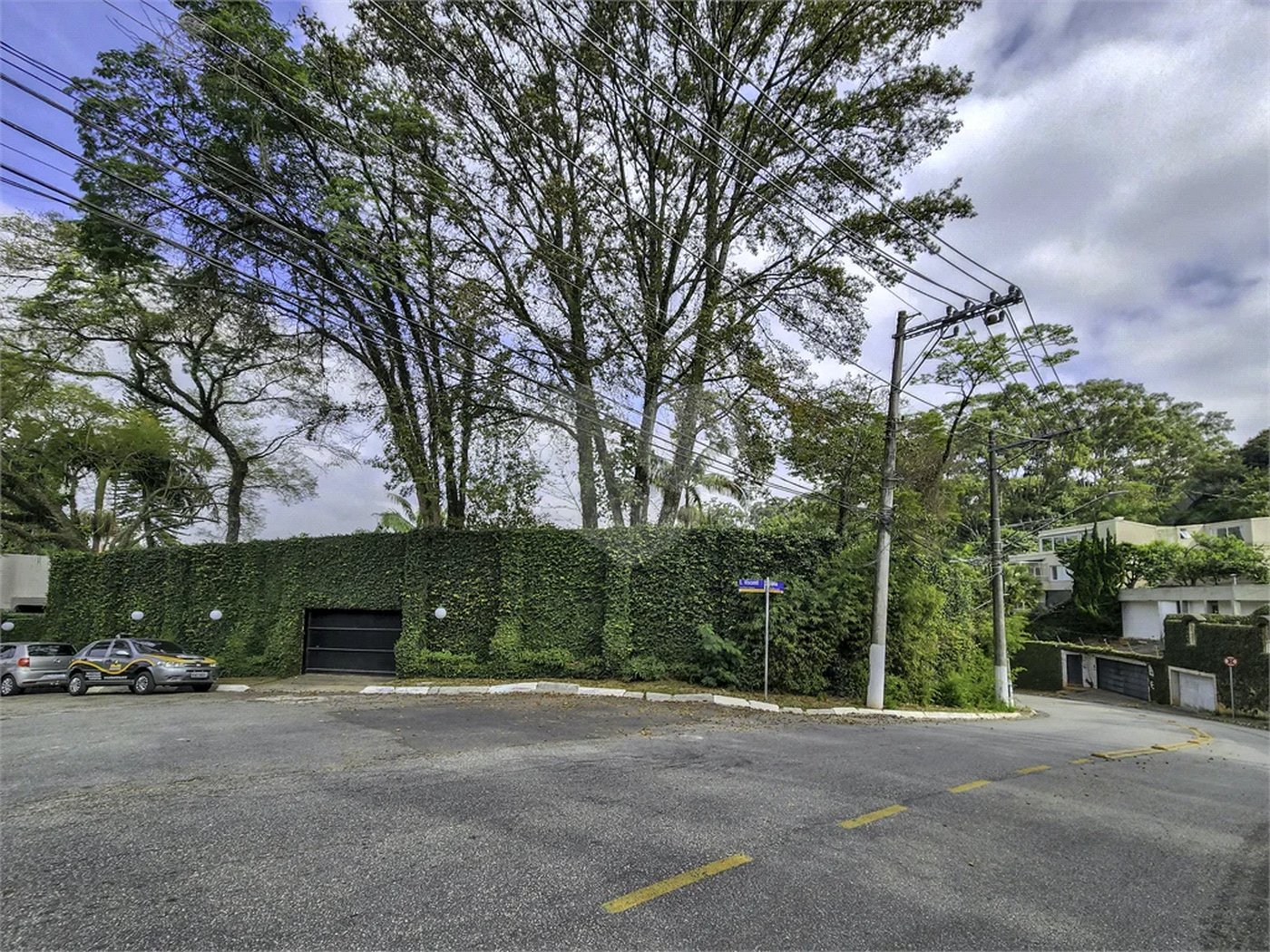 CASA EM RUA FECHADA NA REGIÃO DO MORUMBI / REGIÃO DO CLUBE PAINEIRAS