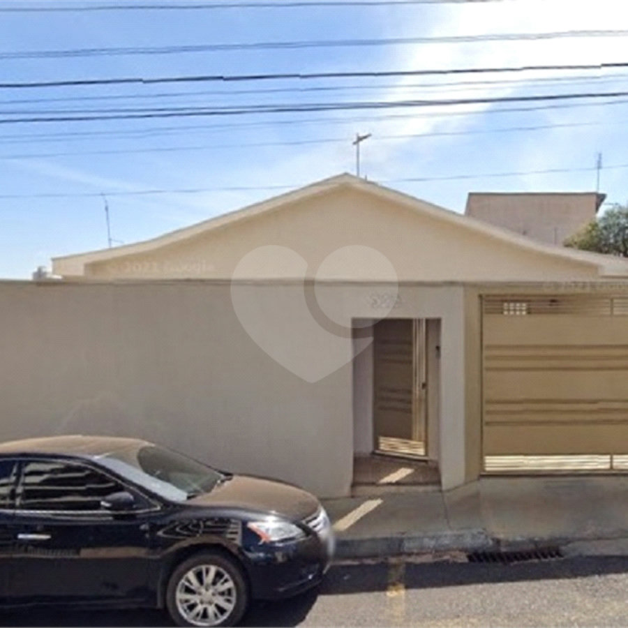 Casa térrea com 2 dormitórios, sendo 1 suíte.