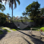 Casa com Piscina, Sauna e Edícula em Rua Arborizada no Tremembé