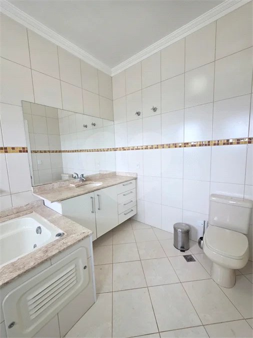 Casa à venda ou para alugar com 3 quartos, sendo 1 suíte,  no condomínio Terras de São Francisco, Vinhedo - SP
