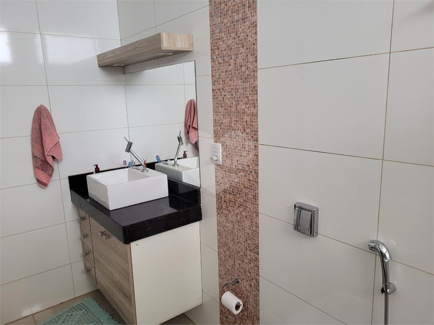 Casa térrea com 2 dormitórios, sendo 1 suíte.