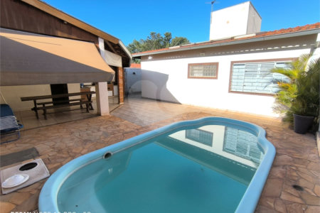Casa á venda na Avenida Pau Brasil.