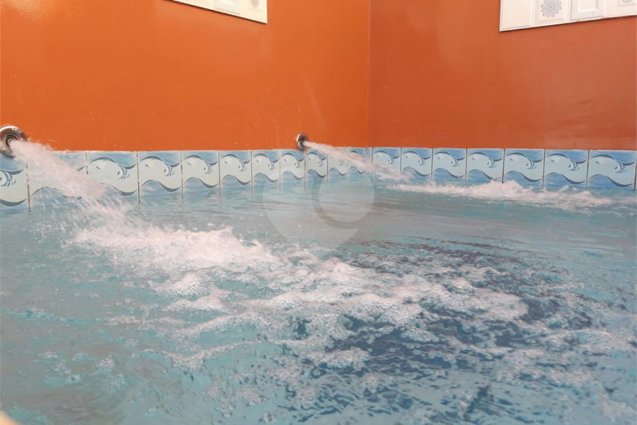 COBERTURA COM PISCINA E CHURRASQUEIRA NA CASA VERDE.